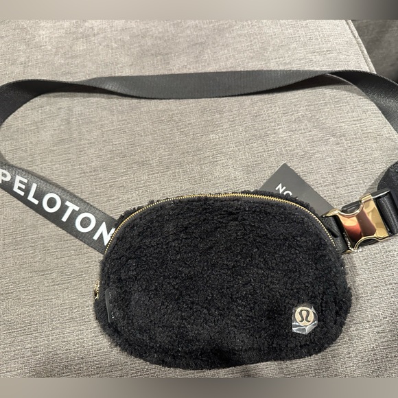 NWT Lululemon Everywhere Belt Bag Fleece Black Peleton - Picture 3 of 4